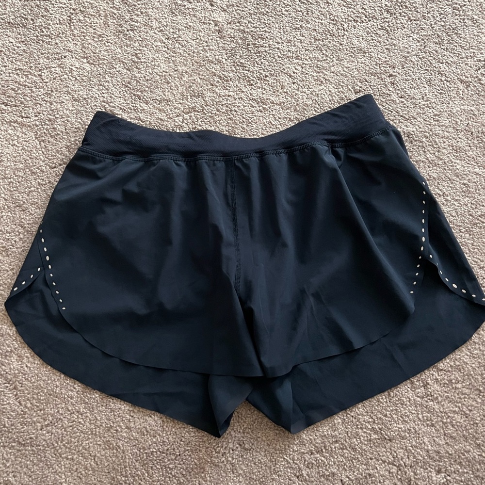 Lululemon Find Your Pace shorts size 6